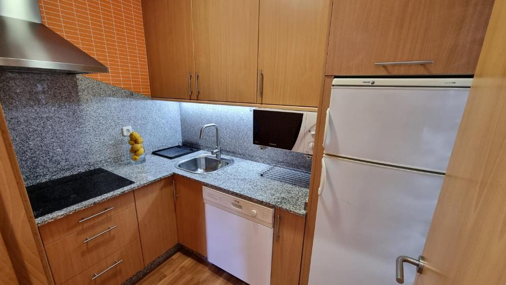 2 Bed Flat - Sleeps 6 - Pets - Pool - Parking - 4