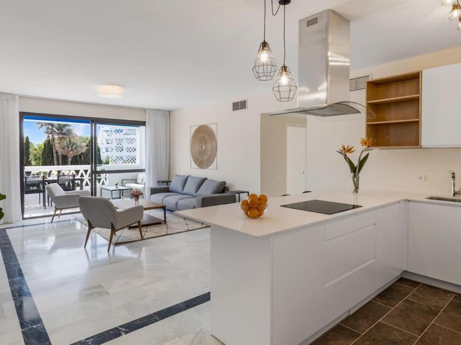 Stylish Sea view apartment in Playas del Duque - 2