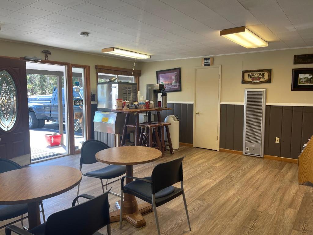 Saddle & Surrey Motel photo