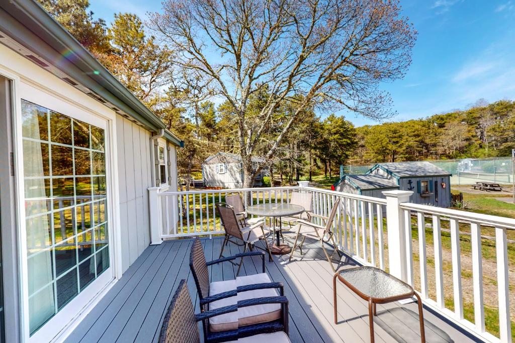 Whitman Surf Cottage & Great Hollow Retreat photo