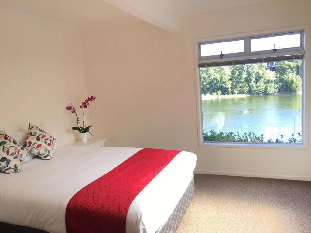 Riverside Lodge photo