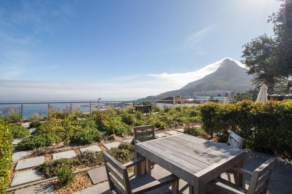 Camps Bay One Bedroom apartment - luxury stay with sea viea — Hotel in Cape Town