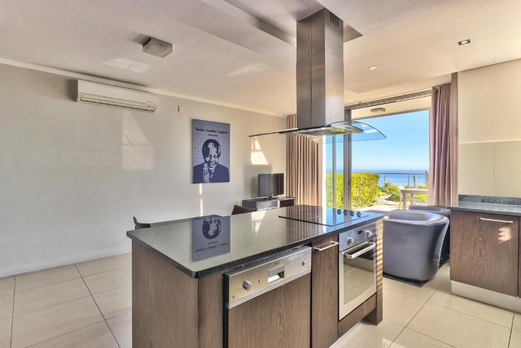 Camps Bay One Bedroom apartment - luxury stay with sea viea photo