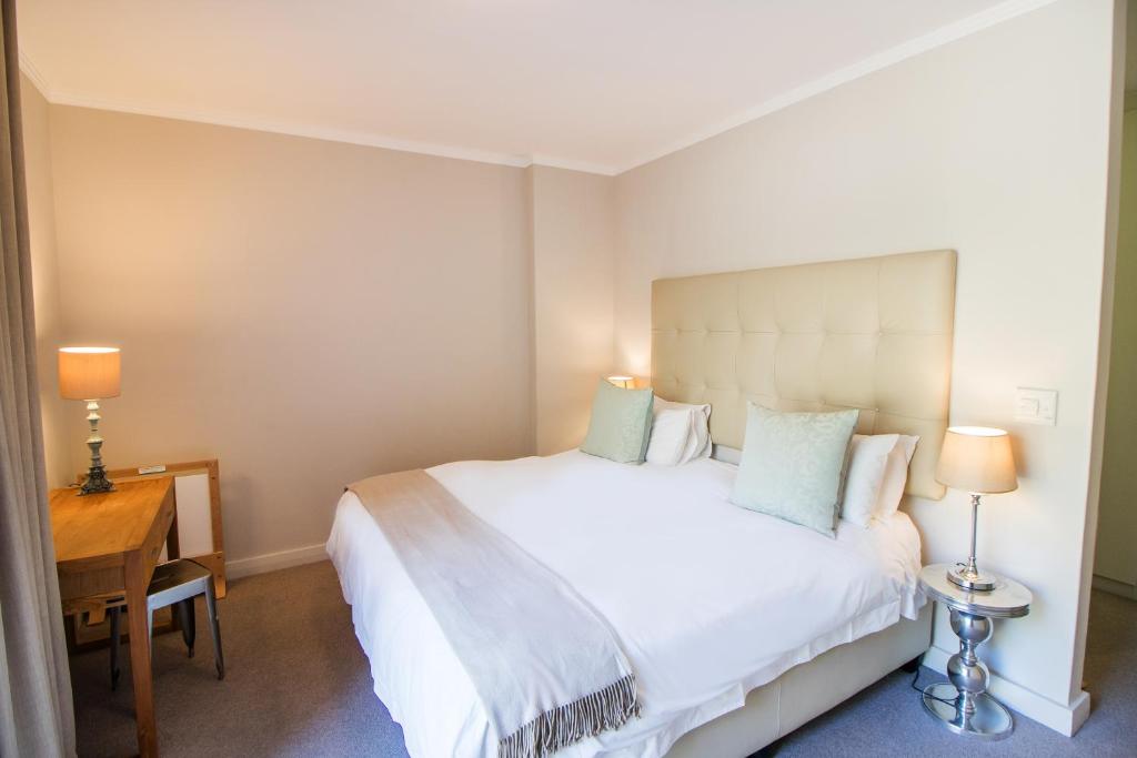 Camps Bay One Bedroom apartment - luxury stay with sea viea photo