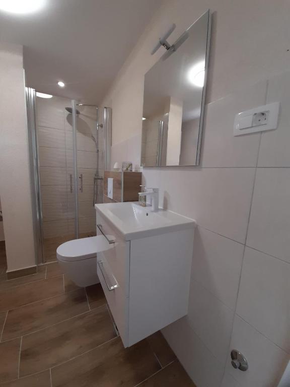 Split Rooms & Apartment Lasta Additional