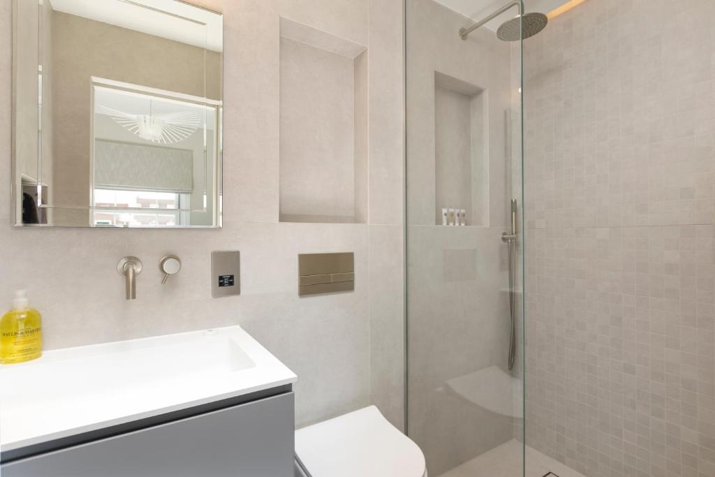 PenthouseStays Chelsea - Luxury King / Queen Bed Studios - near King's Road photo