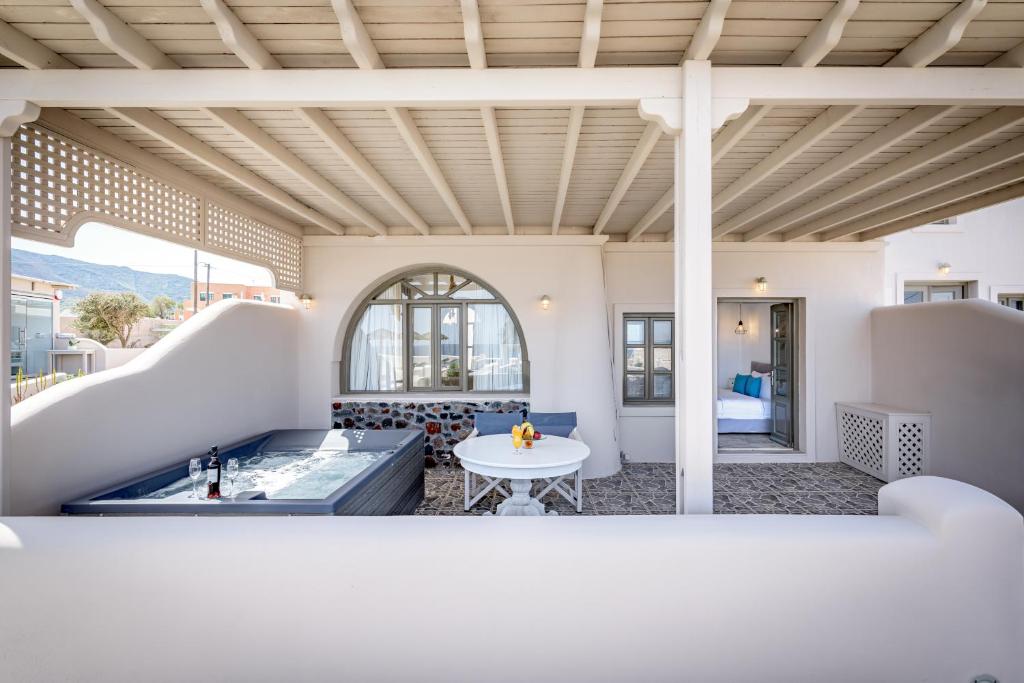 エン プロ ブティック スイーツ サントリーニ (En Plo Boutique Suites Santorini) ジャグジー