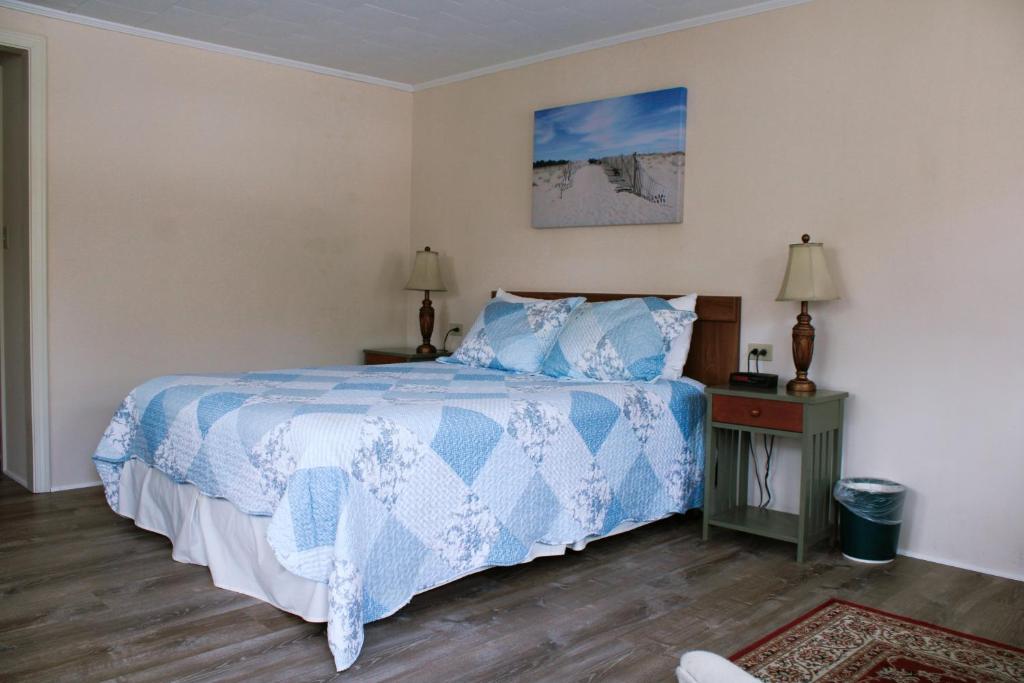 Midway Motel & Cottages photo