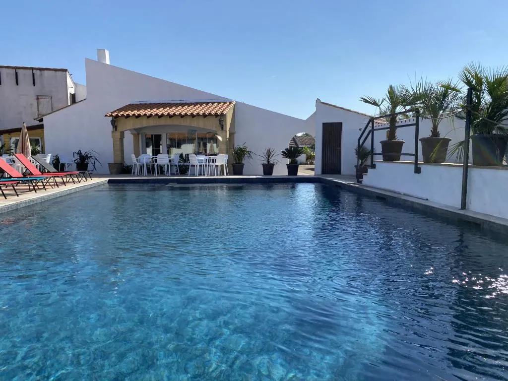 Hôtel du Pont Blanc, hotel in Saintes-Maries-de-la-Mer