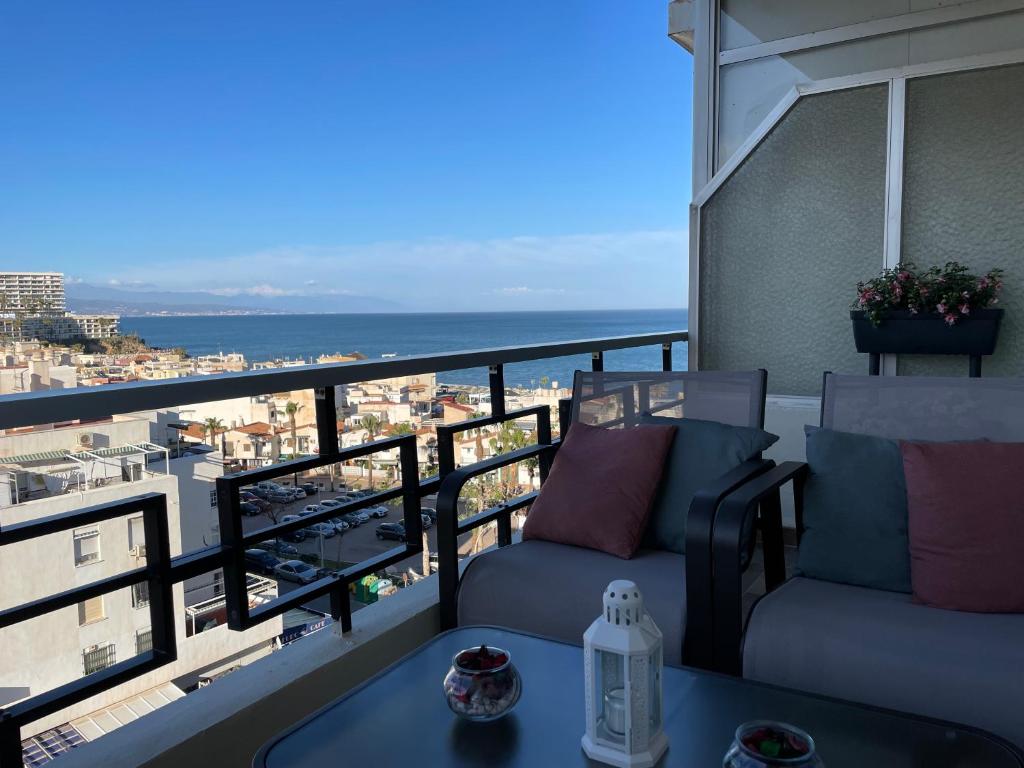 Apartamento totalmente reformado con piscina y jardines al lado de la playa de la Carihuela - 1