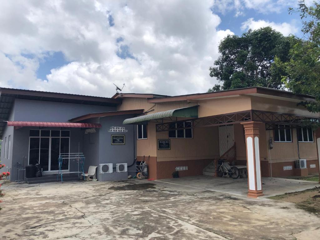 Complete 3-bedroom house with private bathrooms. — Hotel in Kota Bharu