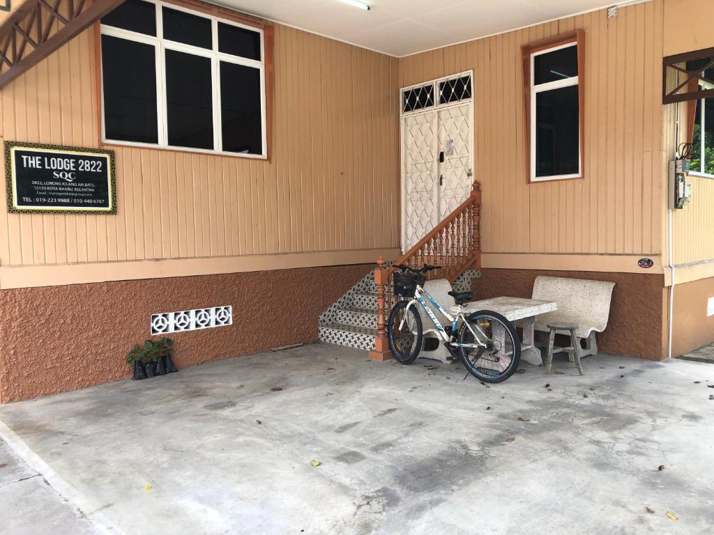Complete 3-bedroom house with private bathrooms. photo