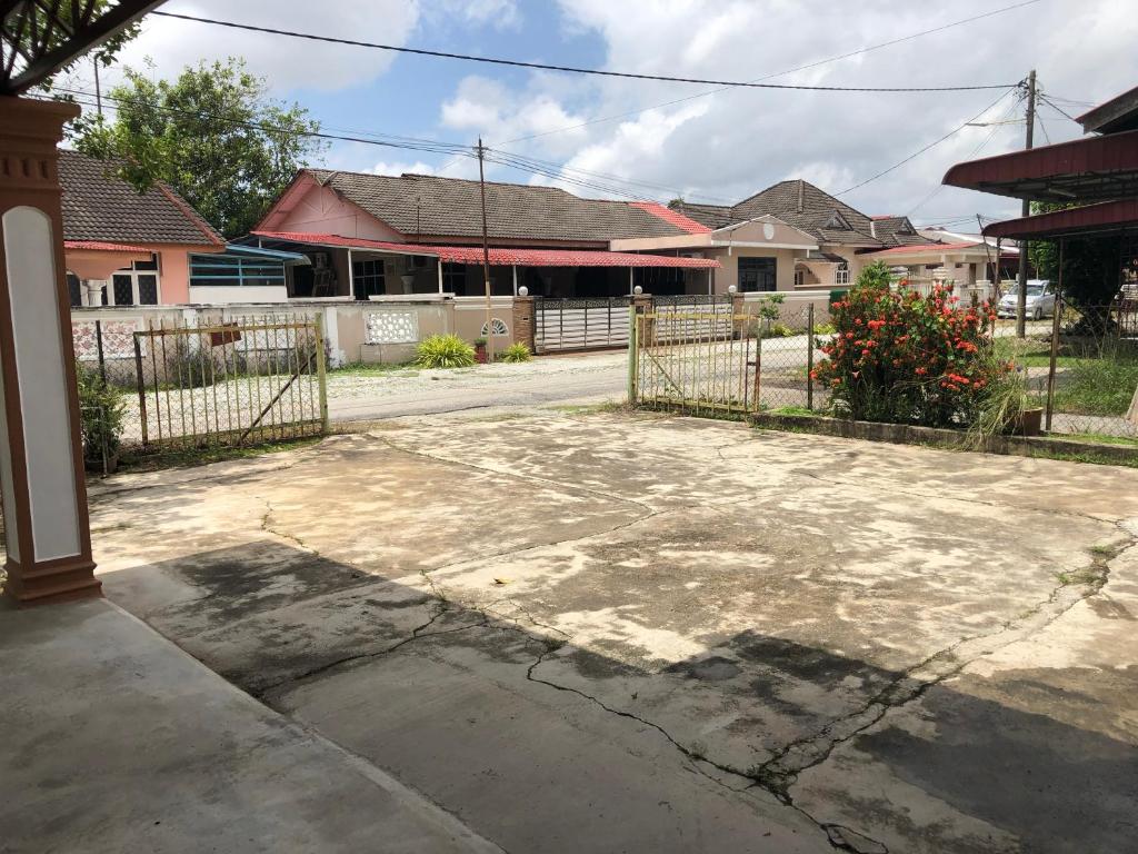 Complete 3-bedroom house with private bathrooms. photo