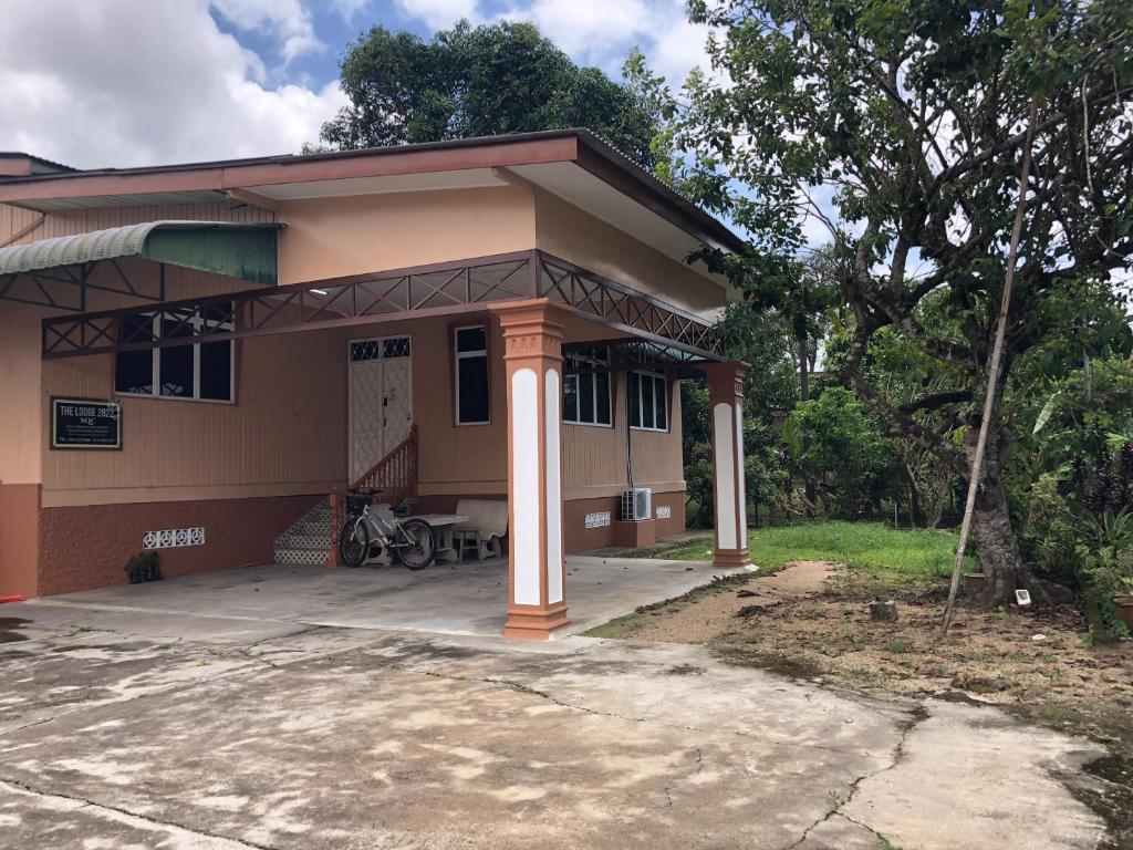 Complete 3-bedroom house with private bathrooms. photo