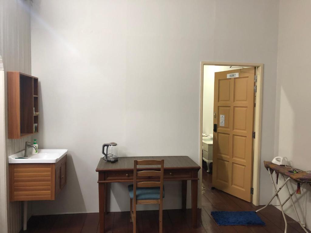 Complete 3-bedroom house with private bathrooms. photo