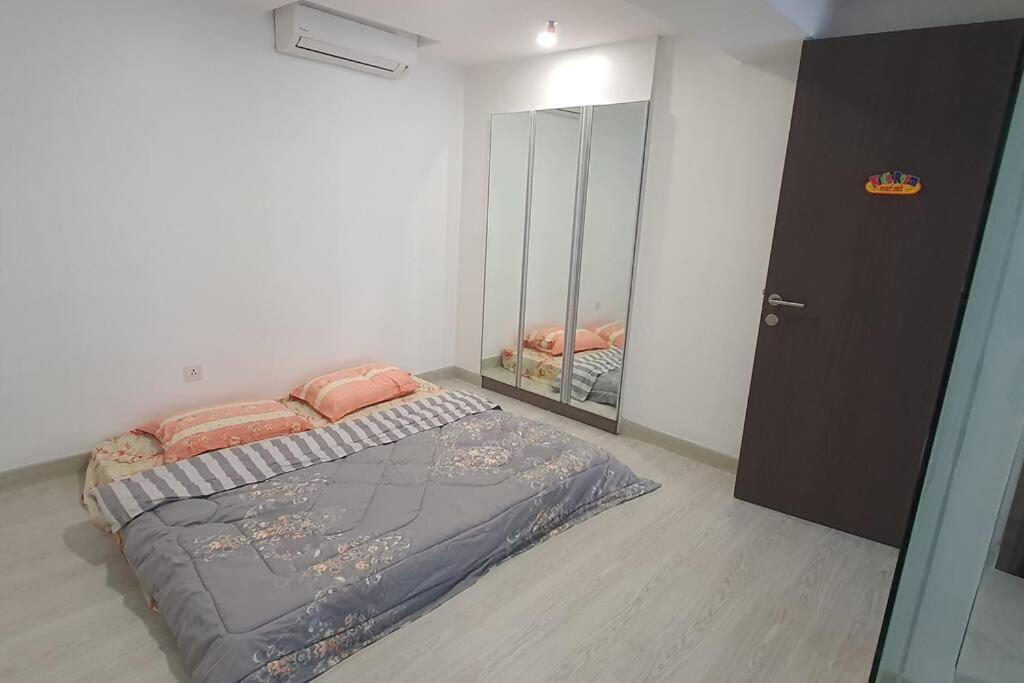 Huge Family Room 94m2 Jati Junction - Pool & Gym photo