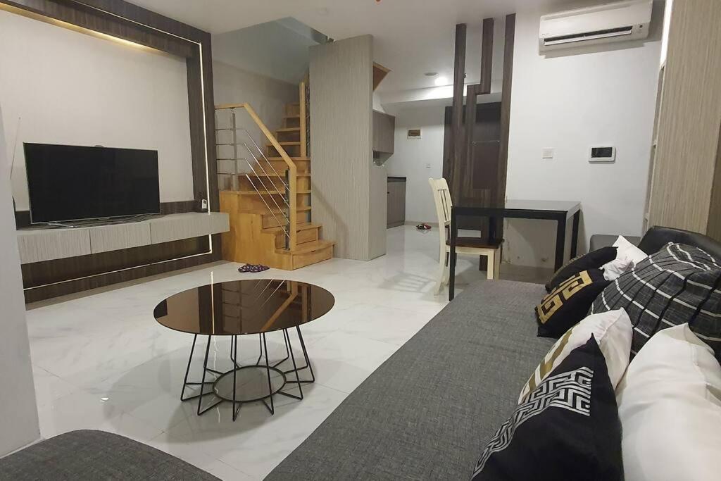 Huge Family Room 94m2 Jati Junction - Pool & Gym photo