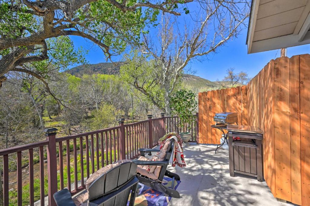 Riverside Tree House Suite with Balcony and Grill, Beaver Valley Estates Subdivision