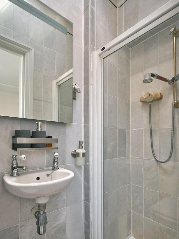 Stylish 3 bedroom town house photo