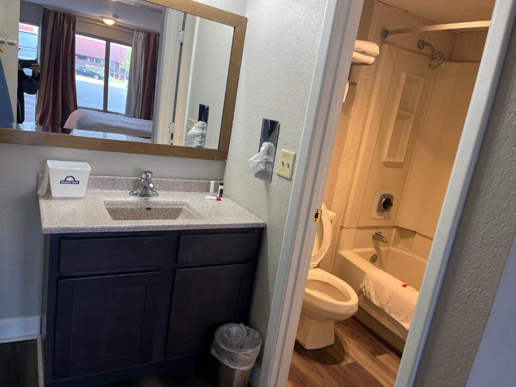 Days Inn & Suites by Wyndham Dayton North photo