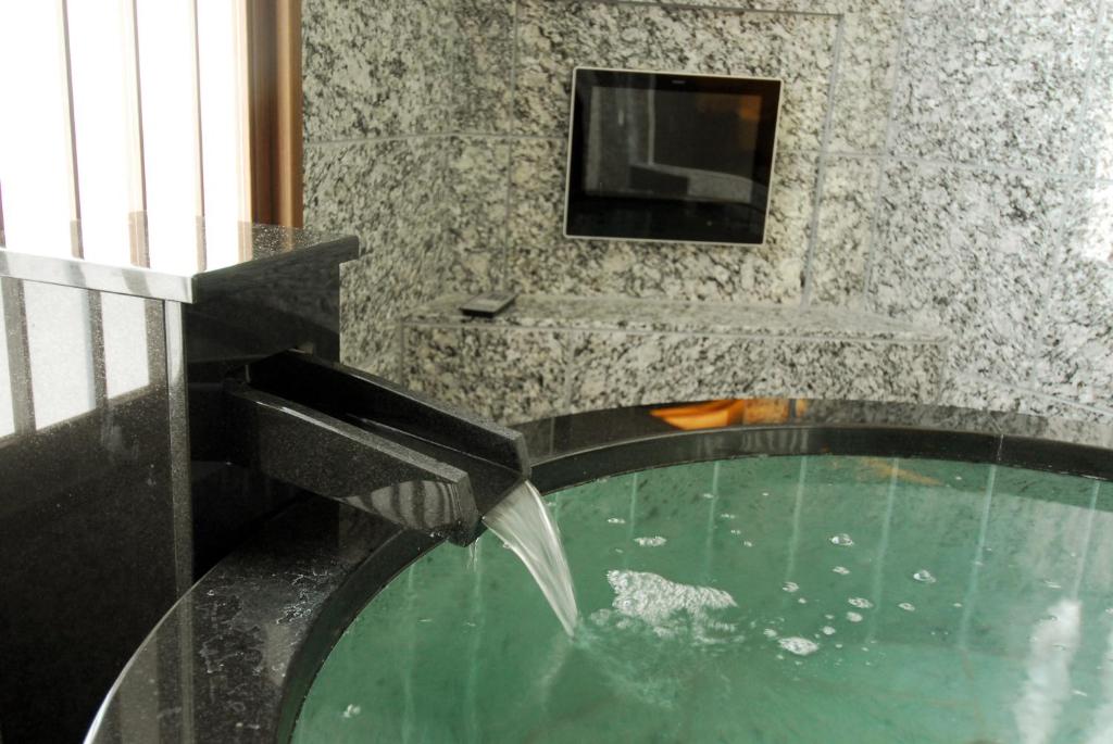 Hot spring bath
