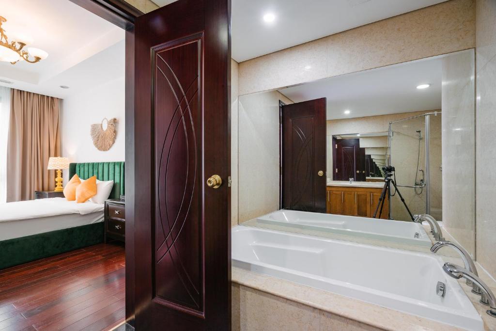 Vinhomes Royal City luxury serviced apartment photo