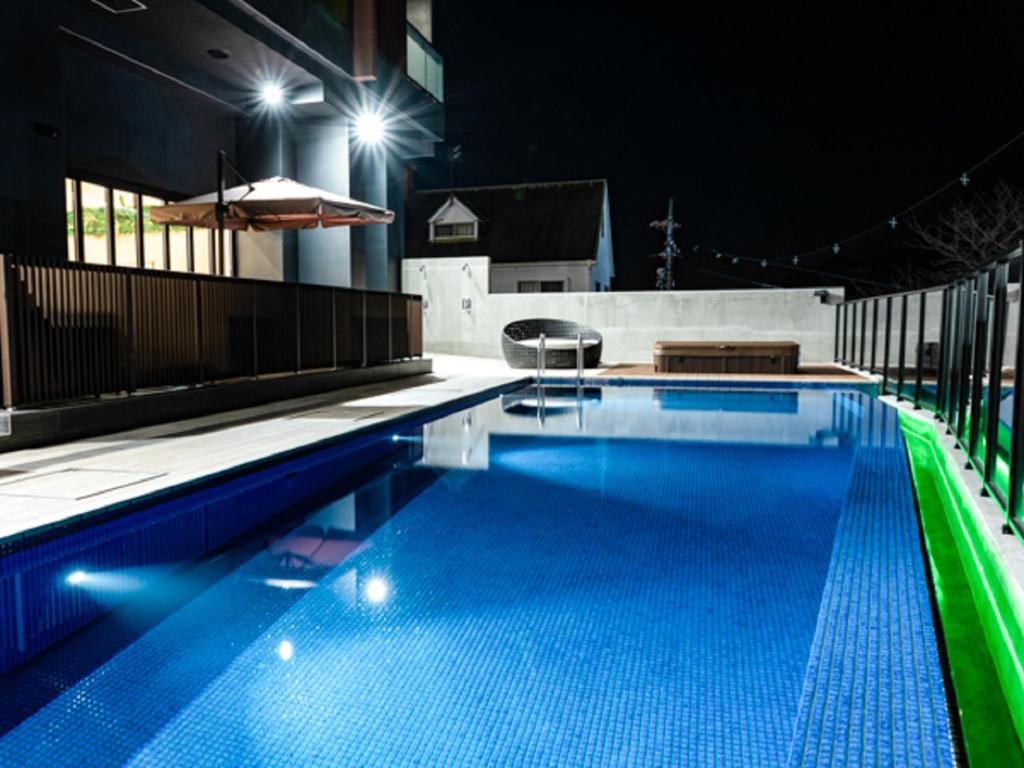 Swimming pool