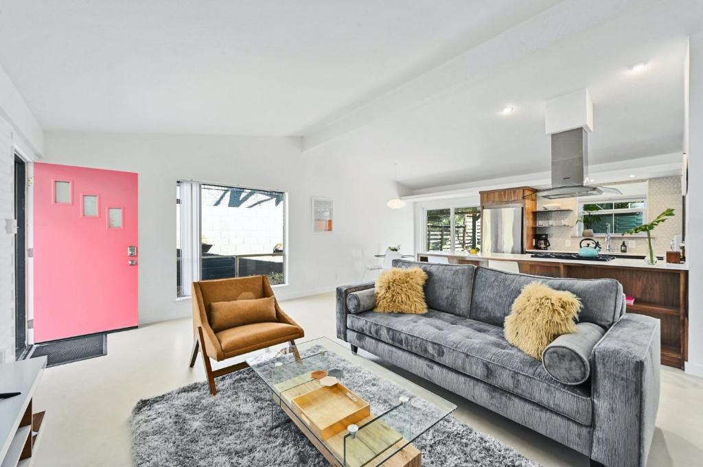 The Guava Door - Cheerful Mid-Century - big yard, free parking, Austin