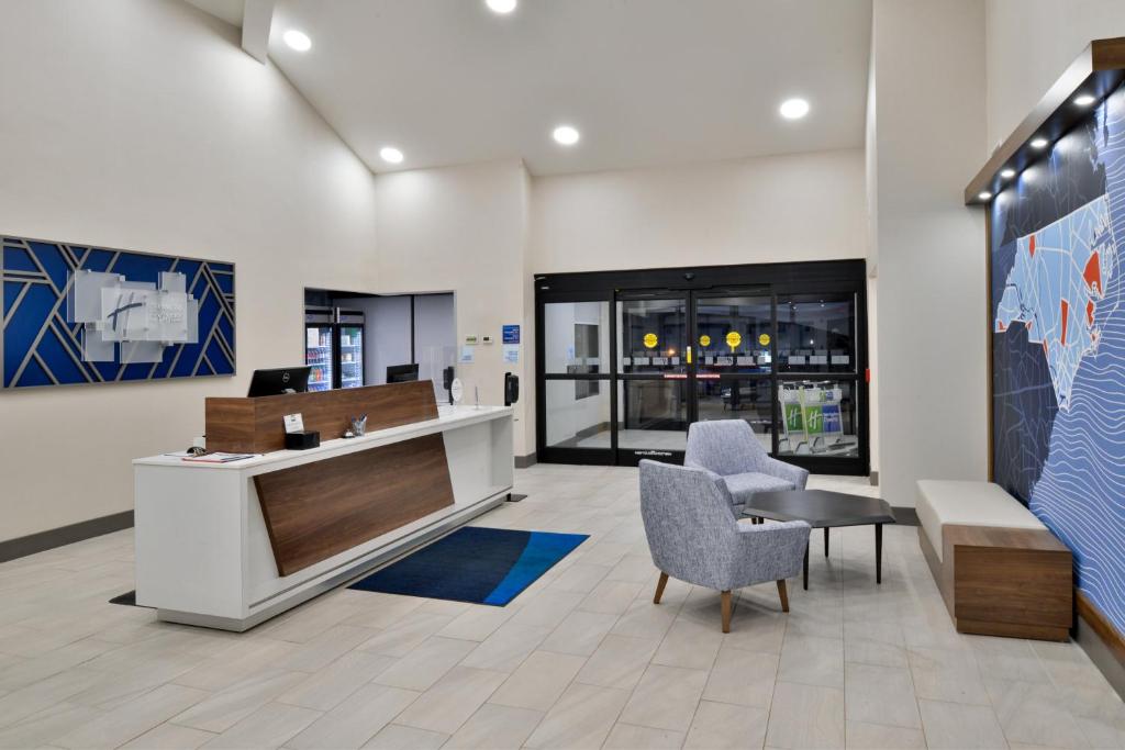 Holiday Inn Express Winston-Salem Downtown West photo