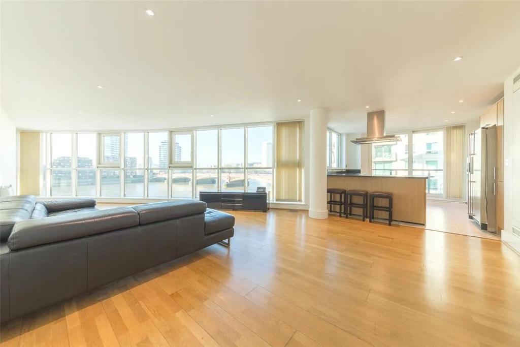 Panoramic Riverside Facing 2 Bed 2 Bath 2 Balconies in London
