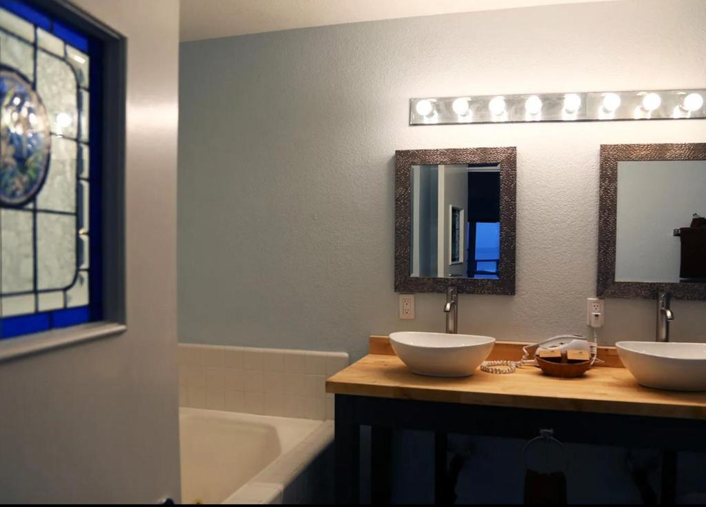 Hotel Breakers photo