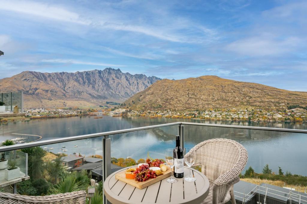 Lakeview Retreat - Queenstown Holiday Home, Queenstown