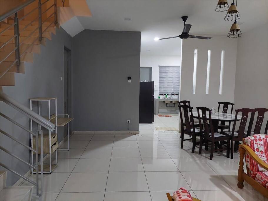 Flora Homestay Jenjarom photo