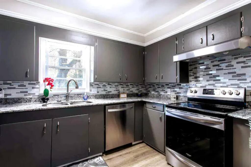 MIDTOWN AQUAMARINE- SMART HOME, WALK TO ZOO!