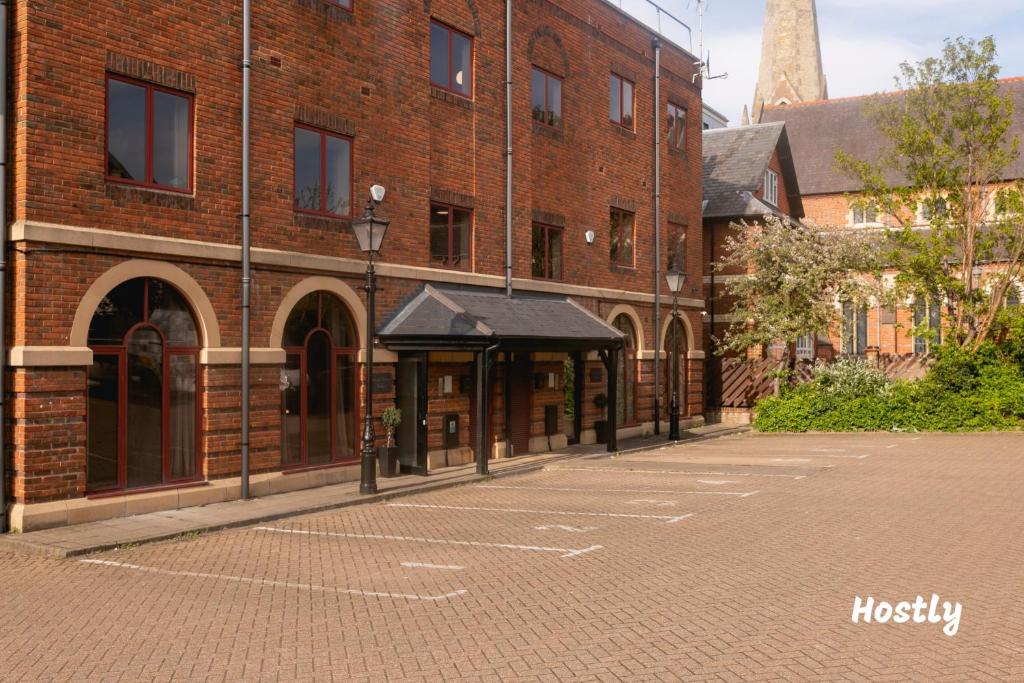 Wesley Gate Apartments - Building 3, by Hostly photo