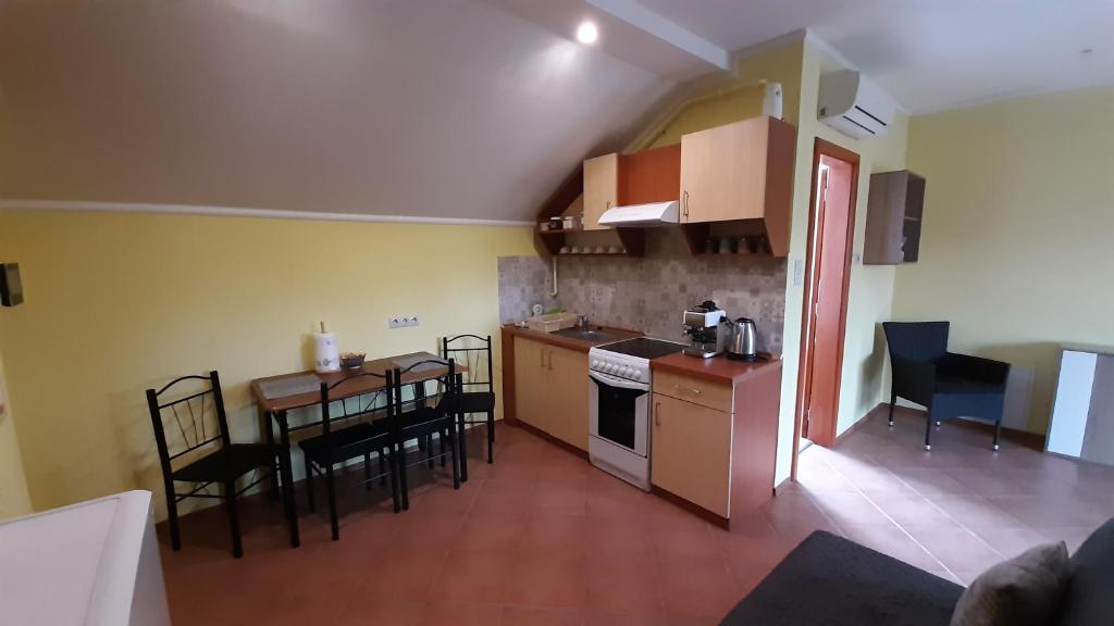 Rozmaring Apartmanok 전경