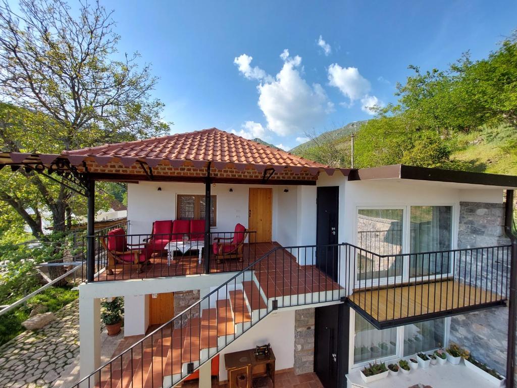 VILA RIRA - Rrajcë, Shebenik, Përrenjas