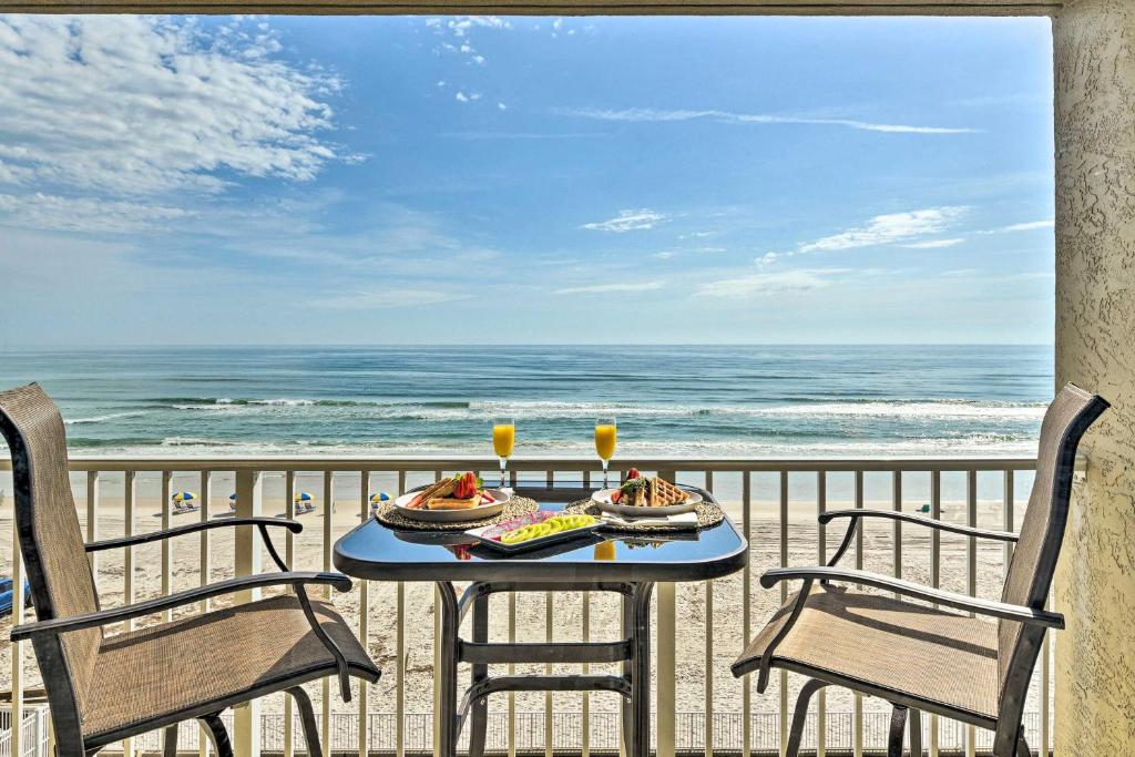 Oceanfront, Fourth-Floor Condo on Daytona Beach!, Daytona Beach