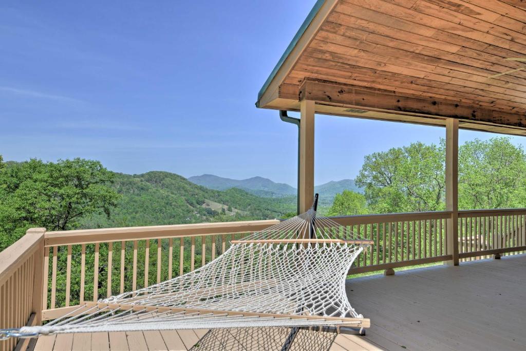 Private Retreat Breathtaking Mtn Views and Hot Tub!