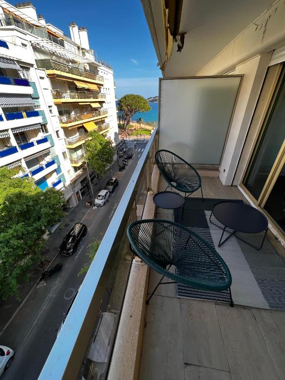 Modern 60m2 apartment with 2 balconies, at 50 meters from sea, Antibes