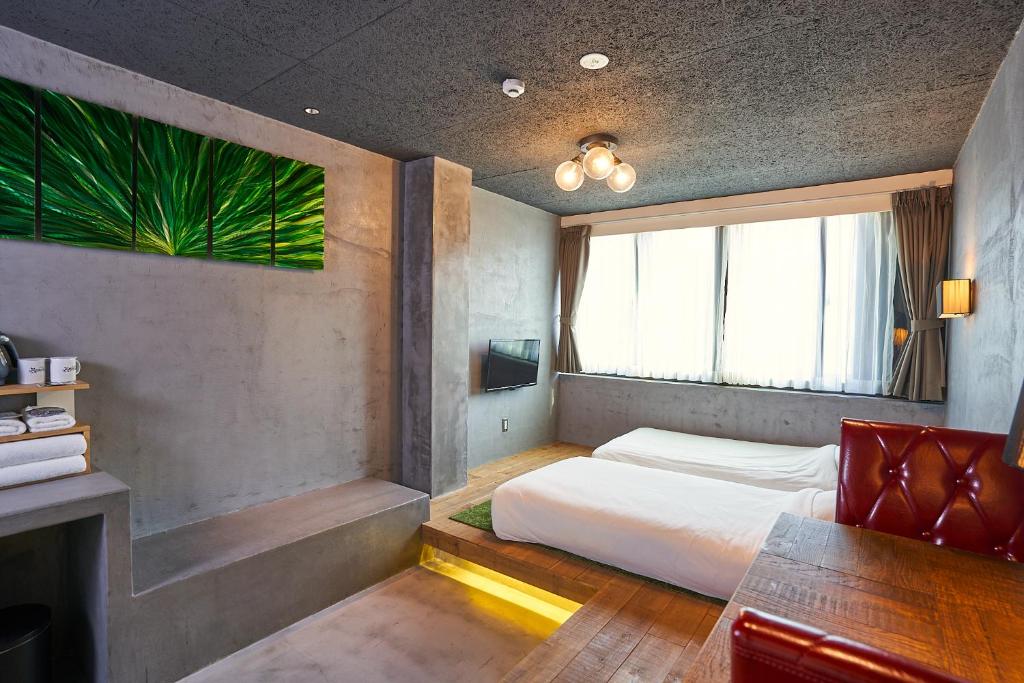 Twin Room, Material in Kyoto