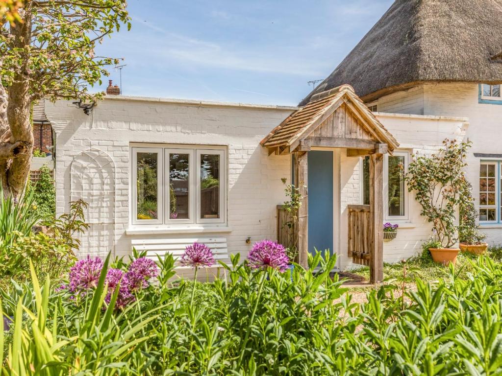 Pass the Keys Charming Apartment Attached To Thatched Cottage, Chichester