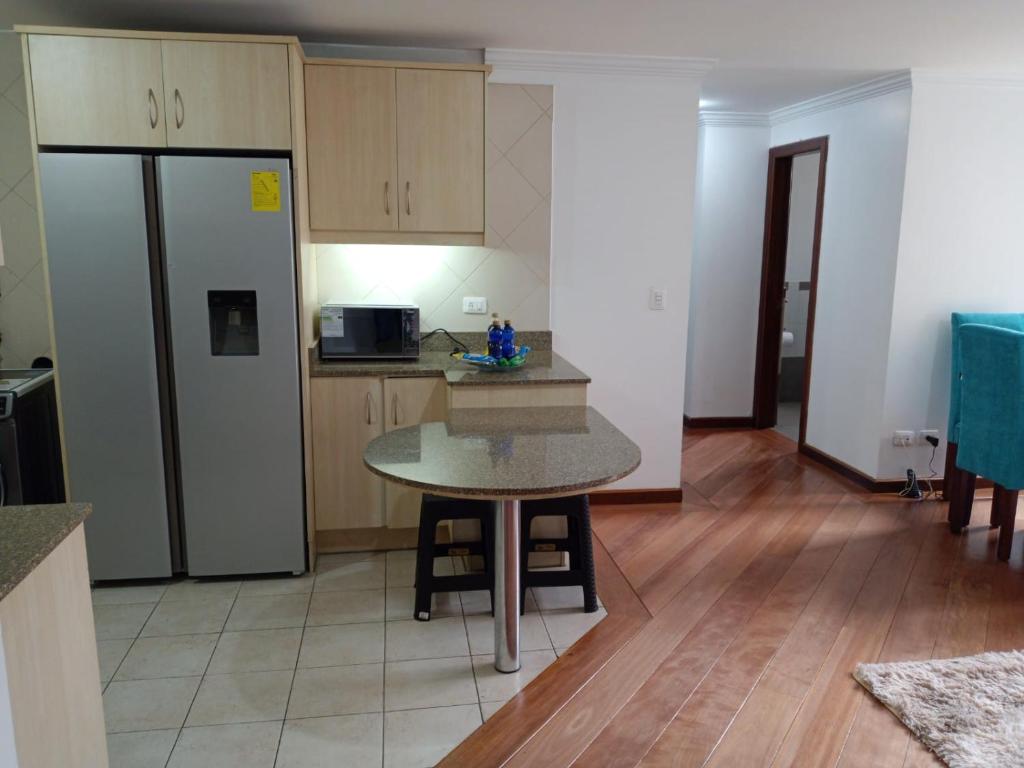 Rep Salvador, Quito 2-bedroom condo with parking and Netflix - 4