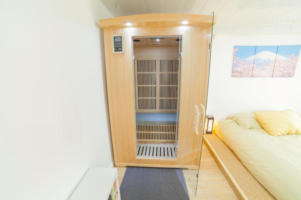 PRESTIGELOC - 3 Studios au Choix - 2 avec Sauna privé gratuit, 1 avec 3 Couchages, Centre-ville - 4
