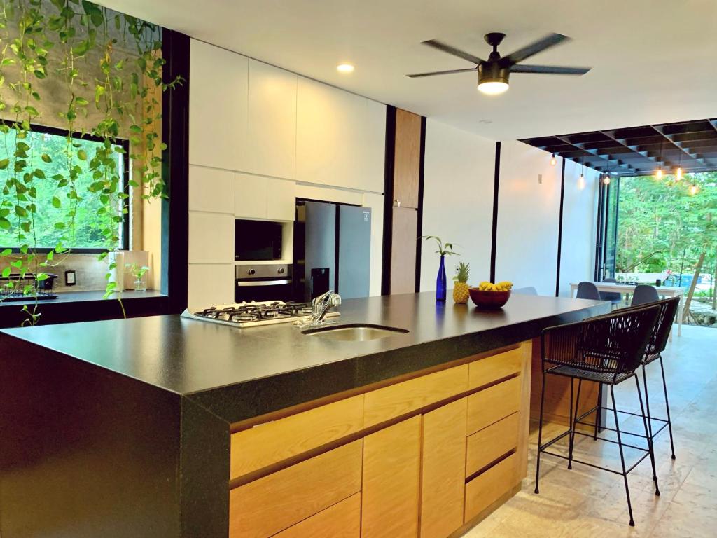GLASS JUNGLE VILLA with amazing green views -10 min DT - 5