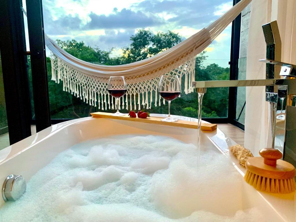 GLASS JUNGLE VILLA with amazing green views -10 min DT - 4