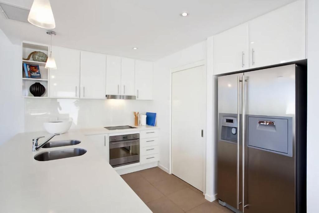 1 Alpha - Lovely and Spacious 3 bed apartment all on one level lift pool air con garden outlook, Sunshine Beach