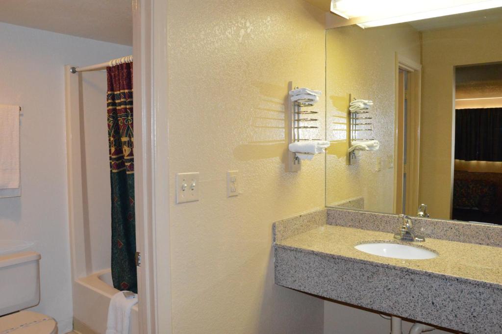 Delux Inn Tulsa photo