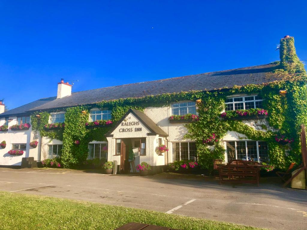 Raleghs Cross Inn — Hotel in Washfield