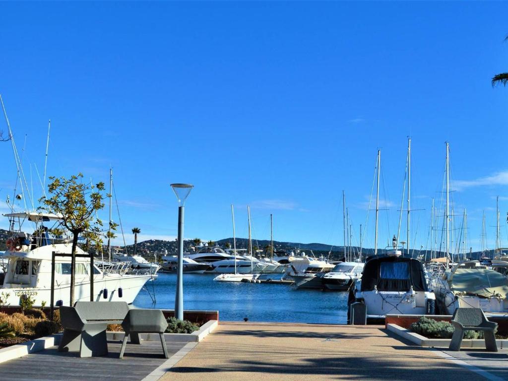 Studio Cabine avec Terrasse et Parking - Proche Centre et Plages à Cavalaire-sur-Mer - FR-1-226B-31 - 2